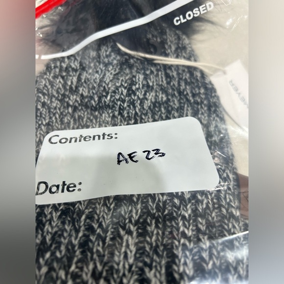 Obermeyer Women's Fir FF Beanie Black White Hat Pom Pom NWT - Picture 7 of 7